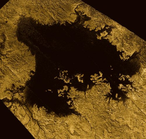 ליאגה מארה, הממקומת בקוטב הצפוני שלו. ממדיה עומדים על כ-420 על 350 ק"מ, והיא הימה שנייה בגודלה על פני טיטאן. התמונה היא תצלום צבע מלאכותי של נתוני הרדאר של קאסיני. מקור: NASA/JPL-Caltech/ASI/Cornell.