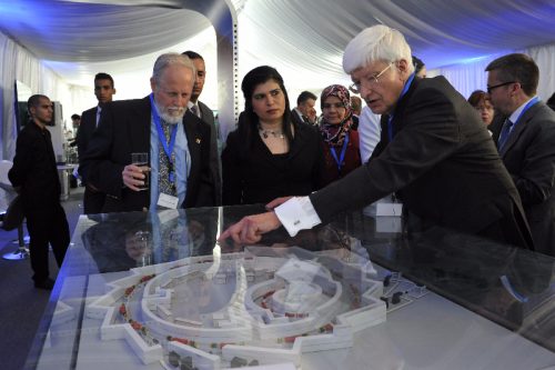  בתמונה (משמאל לימין): פרופ' אלכסנדר בליי, המדען הראשי במשרד המדע והטכנולוגיה, הנסיכה סומיה בת אל חסאן, פרופ' כריס לואן מ CERN. (צילום: יואב דודקביץ)
