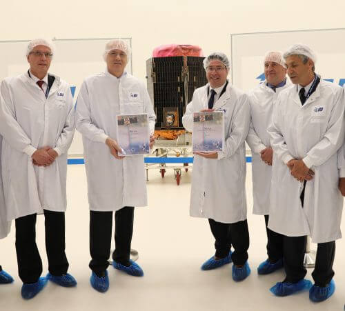 טקס מסירת הלוויין ונוס מסוכנות החלל הישראלית לידי סוכנות החלל הצרפתית במתקני התעשיה האווירית ביהוד. צילום: דוברות משרד המדע