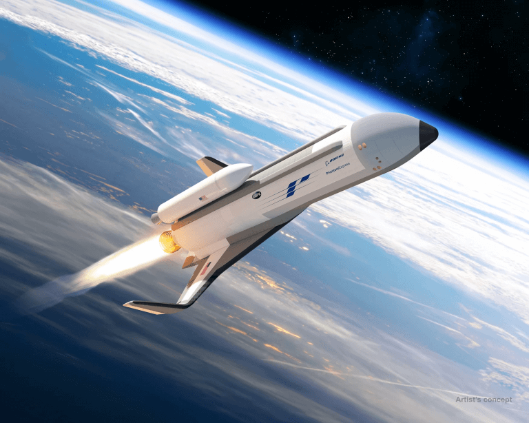 Simulation of the space plane during the launch. You can see on top of it the upper rocket stage whose function is to bring the launched cargo to the final orbit around the earth, while the plane itself does not enter the orbit but returns to the ground and landed on a landing strip. Source: Boeing rendering.
