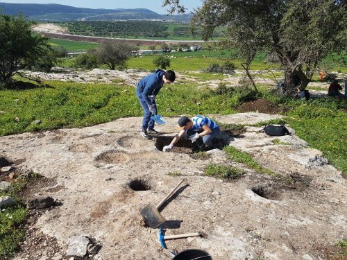 The students of Shalah reveal the ancient facilities in the Khokov ruins. Photo: Anastasia Shapiro, courtesy of the Israel Antiquities Authority.