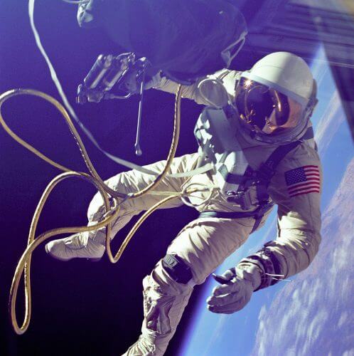 האסטרונאוט אדוארד וייט, האמריקאי הראשון שביצע הליכת חלל, במשימת ג'מיני 4 בשנת 1965. צילום: NASA / James McDivitt.