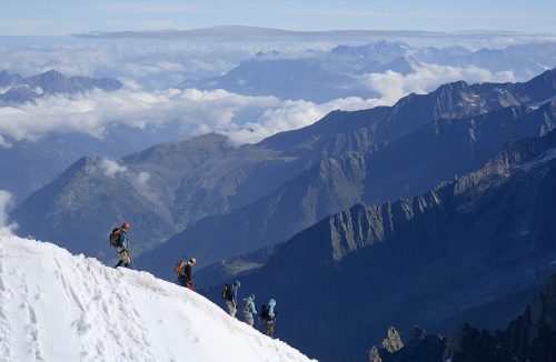 מטפסי הרים, בהר "מחט הצהרים" שברכס מון בלאן בצרפת. מקור: Benh LIEU SONG / Wikimedia.