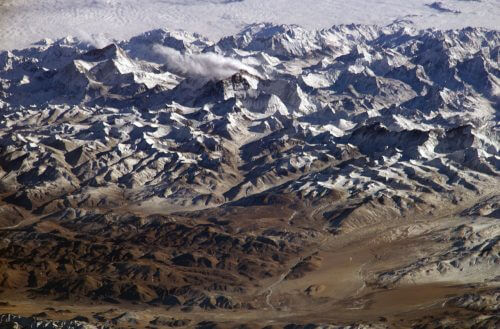 רכסי הרים גדולים הם מחסום טבעי שמפריד בין חלקי יבשות, ועד לאחרונה התקשה האדם מאוד לחצות אותם. כך למשל, רכס ההימלאיה מפריד בין הוֹדוּ לסין. בתמונ: הרי ההימלאיה, בצילום מתחנת החלל הבינלאומית. מקור: NASA.