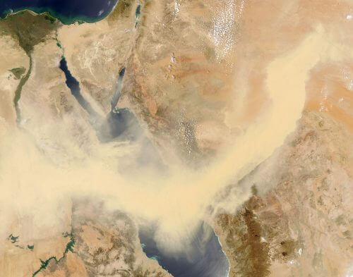 צילום לוויין של סופת חול החוצה את הים האדום בין סעודיה ומצרים. צילום: NASA.