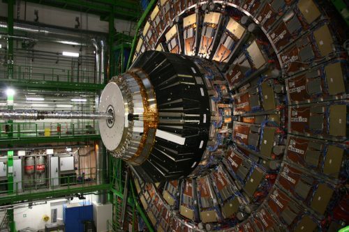 גלאי חלקיקים (המצולם בכתבה הינו גלאי החלקיקים CMS ב-CERN. מקור: Julian Knutzen.