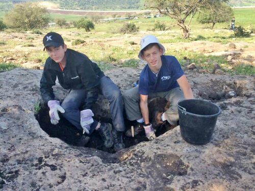 תלמידי של"ח חושפים את המתקנים העתיקים בחורבת חוקוק. צילום: אנסטסיה שפירו, באדיבות רשות העתיקות.