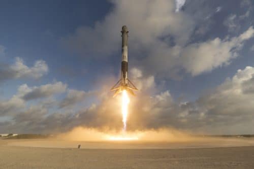 שלב ראשון של משגר פאלקון 9 נוחת על המנחת הקרקעי של החברה, בנמל החלל קייפ קנוורל בפלורידה. הצילום הוא ממשימה קודמת ב-1 במאי 2017, אך זהה לנחיתה שהתבצעה גם היום על אותו מנחת קרקעי. מקור: SpaceX.