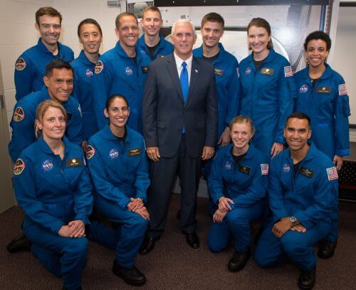 סגן הנשיא מייק פנס וקבוצת האסטרונאוטים החדשה. מקור: NASA/Bill Ingalls.