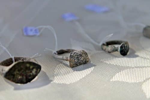 Women's jewelry found in the Crusader tower kitchen. Photo: Vared Busiden, Israel Antiquities Authority.