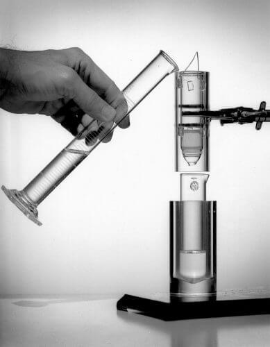 أول جهاز في التاريخ ينتج التكنيشيوم 99mTc)99m) للاحتياجات الطبية. التقطت عام 1958. المصدر: مختبر بروكهافن الوطني.