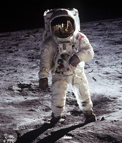 באז אולדרין בתוך חליפת חלל על אדמת הירח. צולם על ידי האדם הראשון שהלך על הירח, ניל ארמסטרונג. צילום: NASA.
