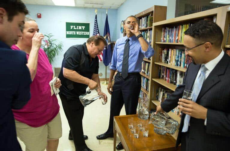 Barack Obama drinks from Flint water after the end of the crisis. Photo: Official White House Photo by Pete Souza.