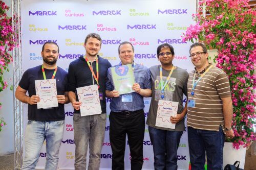 בתמונה מימין: מארק פייגלין - מנהל פעילות הסקאוטינג והשותפויות בקבוצת Merck בישראל, סודרסון סינהא מאוניברסיטת תל אביב, המנטור גאל וייך (Gael Waiche) - מקבוצת Merck גרמניה, מקס קושניר ממכון וייצמן, דאוד שבן ממכון וייצמן. צילום: ליאת אלדר.