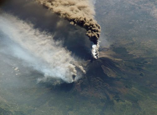 צילום מתחנת החלל הבינלאומית של התפרצות הר הגעש אטנה בסיציליה, 2002. מקור: NASA.