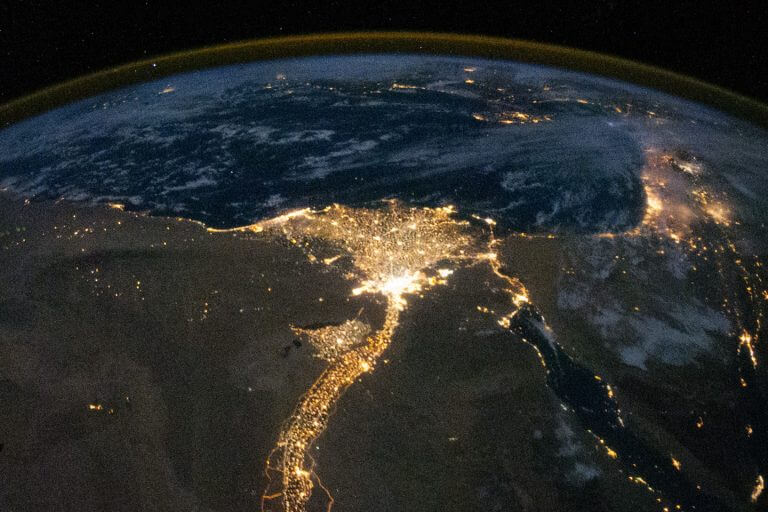 תצלום לוויין לילי של הדלתא של הנילוס. עורק החיים של מצרים. צילום: NASA Earth Observatory.