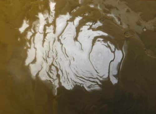 הקוטב הדרומי של מאדים בעומת הקיץ. רוב הקרח עשוי ממים, אך שכבה דקה שמגיעה לגובה של 10 מטר בלבד עשויה מפחמן דו-חמצני, ומתאפשרת הודות לקור העז באזור זה, שמגיע למתחת ל-מינוס 150 מעלות צלזיוס. צולם בשנת 2000 על ידי הגשושית גלובל מארס סרווייר, שפעלה בין השנים 1996 ו-2007. מקור: NASA/JPL/MSSS
