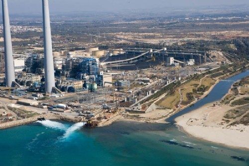 The power plant in Hadera and the desalination plant next to it. Sea level rise may harm their activity. Photo: einat solomon, Wikipedia.
