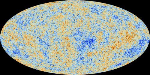 במפה הזאת, שנבנתה על סמך התצפיות של החללית פלאנק ששיגרה סוכנות החלל האירופית, אפשר לראות את קרינת הרקע הקוסמית בגלי־מיקרו (CMB), האור הנצפה הקדום ביותר של היקום, והיא נותנת לנו את התמונה הטובה ביותר מעולם של היקום בימי ילדותו המוקדמים. השטחים הכחולים בשמים מייצגים נקודות שבהן הטמפרטורה של קרינת הרקע, וממילא גם של היקום המוקדם, היא נמוכה יותר, והאזורים האדומים משקפים מקומות חמים יותר. תומכי תיאוריית האינפלציה, תיאוריה הגורסת שהיקום התפשט במהירות ברגעיו הראשונים, טוענים שתבנית הנקודות הקרות והחמות עולה בקנה אחד עם הרעיון הזה. ואולם, התיאוריה יכולה למעשה לייצור כל תבנית, וברוב הגרסאות שלה היא מייצרת הבדלי טמפרטורה גדולים יותר ממה שהמפה הזאת מראה. יותר מזה, אם האינפלציה אכן התרחשה, קרינת הרקע הייתה צריכה לכלול ראיות לגלי כבידה קוסמיים, אדוות במרחב־זמן שנגרמו על ידי המתיחה הקדומה, אבל היא אינה כוללת ראיות כאלה. במקום זאת, נתוני פלאנק מגלים שהסיפור האמיתי של תולדות היקום שלנו עדיין רחוק מסיום. מקור: ESA and the Planck Collaboration.