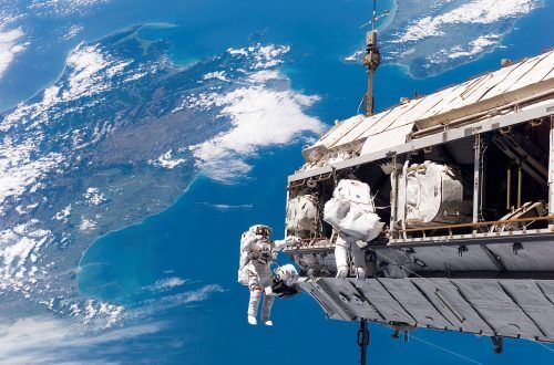 אסטרונאוטים מבצעים הליכת חלל, במהלך עבודות הבנייה של תחנת החלל הבינלאומית, 2006. צילום: NASA.