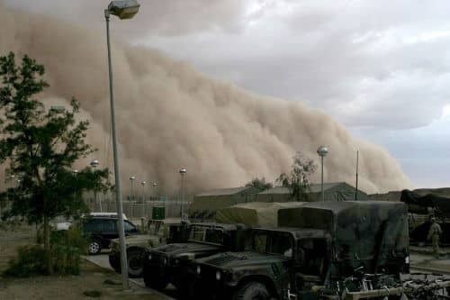 عاصفة رملية في العراق، 2005. تصوير: العريف أليسيا م. جارسيا، مشاة البحرية الأمريكية.