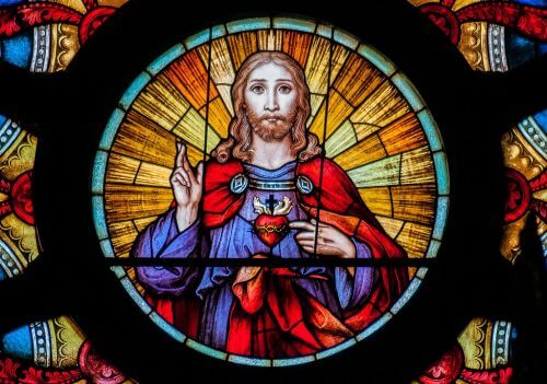 ישו הוצג כאיש צעיר בעל זקן ושֵׂער ארוך, וסימן היכר אחר שלו הוא חורים בכפות הידיים, שמרמזים על מִסמוּרוֹ לצְלב. צילום: The Photographer / Wikimedia.