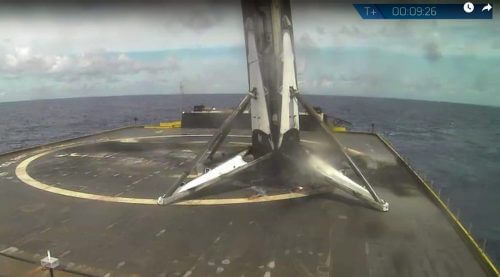 השלב הראשון של הפאלקון 9 נחת בהצלחה על אסדה ניידת בלב ים בשני השיגורים הצמודים. בצילום נראית הנחיתה הראשונה מיום שישי. מקור: SpaceX.