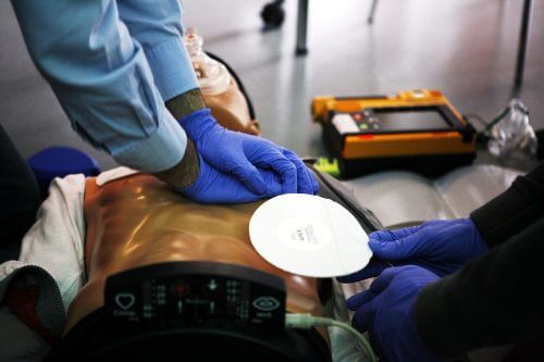 Practicing CPR on a dummy. Photo: Rama / Wikimedia.