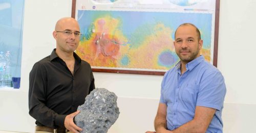 Right: Prof. Oded Aharonson and Dr. David Polishok. The asteroid fragment in the picture has no connection to Mars. Source: Courtesy of the Weizmann Institute magazine.