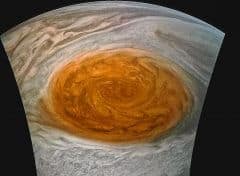 הכתם האדום הגדול, בתמונה מעובדת של ג'ונו. מקור: NASA / SwRI / MSSS / Jason Major.
