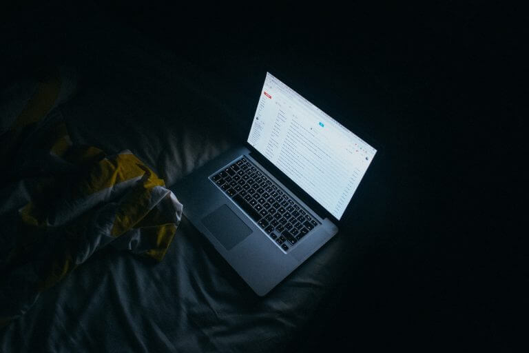 The blue light emitted from the screens is the one that harms our sleep. Illustration: pixabay.
