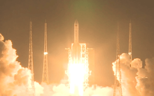 The Long March 5 launcher takes off after the launch at the Wenchang Spaceport on Hainan Island in China, yesterday at 14:23 (Israel time). Source: Xinhua.