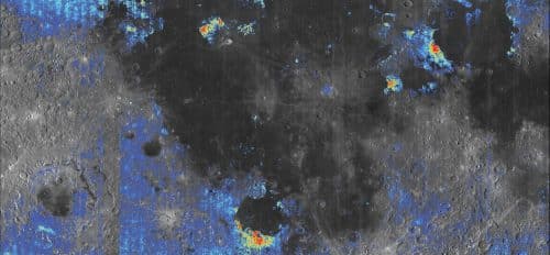 מפה של הירח. הצבע הכחול מצביע על אזורים עשירים במים, וצהוב ואדום מצביעים על הכמות הגבוהה ביותר של מים שנמדדה. מקור: Milliken lab / Brown University.