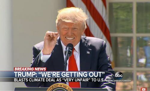 נשיא ארה"ב דונאלד טראמפ ממעיט בחשיבות הממצאים המדעיים באשר להתחממות כדור הארץ באירוע הפרישה מהסכם פריז. צילום מסך מתוך YOUTUBE