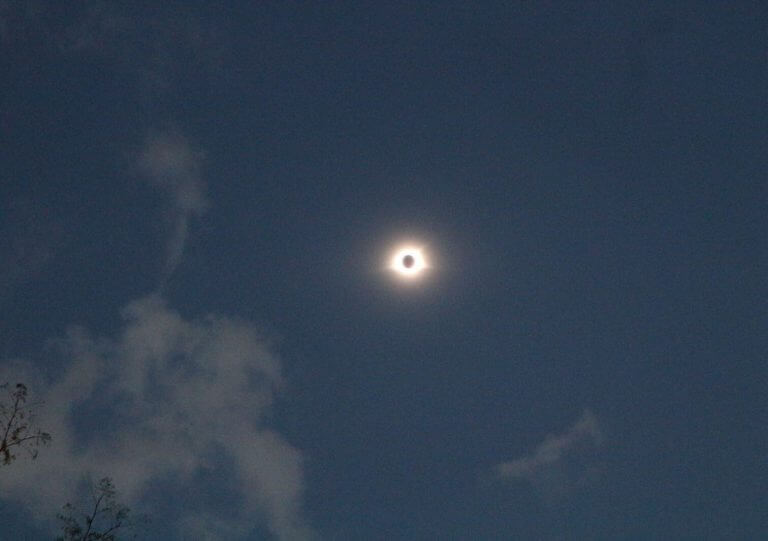 ذروة كسوف الشمس، 21.8.2017 أغسطس 13، كما شوهد من بالقرب من ناشفيل، تينيسي، حوالي الساعة 27:XNUMX ظهرًا بتوقيت وسط الولايات المتحدة.صورة: شاي بيليزوفسكي