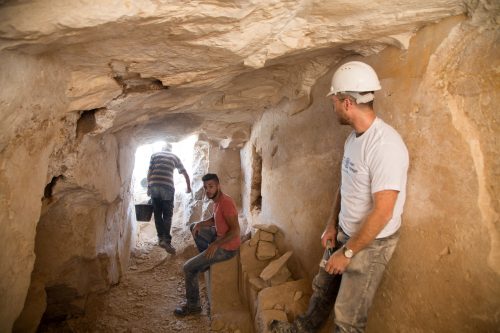 החפירה הארכיאולוגית בבית היוצר מתקופת בית שני. צילום: שמואל מגל, באדיבות רשות העתיקות.