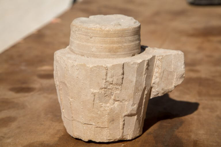 כלי האבן שנחשפו בבית היוצר. צילום: שמואל מגל, באדיבות רשות העתיקות.