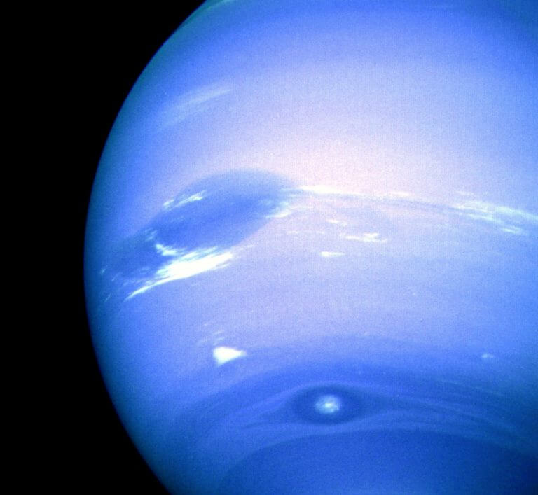 נפטון בצילום של וויאג'ר 2 ב-1989. בצילום ניתן לראות במרכז את הסופה הענקית הכתם האפל הגדול, ומתחת סופה קטנה יותר שלה ניתן הכינוי "נקודה אפלה 2". מקור: NASA/JPL.