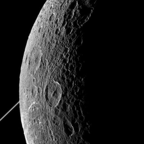 הירח דיון בצילום של קאסיני ב-2015. מקור: NASA/JPL-Caltech/Space Science Institute.