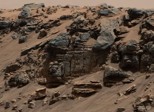 Rocks photographed by Curiosity in Gale Crater. It can be seen that the rocks are made up of layers, in a similar way to the different geological layers that make up the large mountain in the center of Gale Crater, which Curiosity makes its way up its slope to explore each time a geologically younger layer. The researchers hope to use this method to read each time a new page in the "book" of the geological history of Mars. Source: NASA/JPL-Caltech/MSSS.