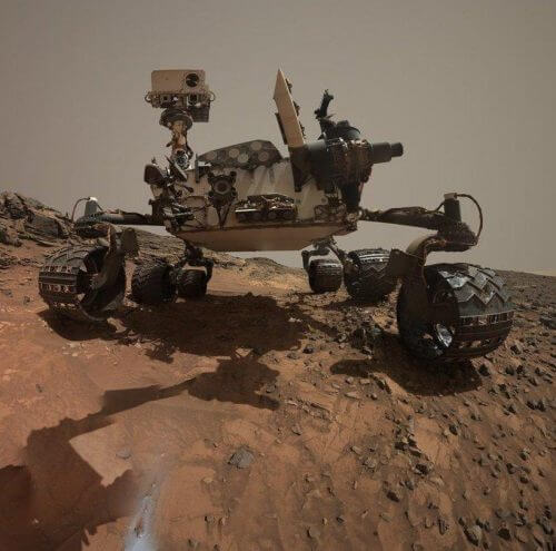 صورة "سيلفي" التقطتها كاميرا Curiosity. لالتقاط صور كهذه، تستخدم المركبة كاميرا مثبتة على ذراعها الآلية، والتي تلتقط صورًا لها من زوايا عديدة، ثم يتم تحريرها بعد ذلك في Photoshop لتجميع صورة شخصية عادية. المصدر: ناسا/مختبر الدفع النفاث-معهد كاليفورنيا للتكنولوجيا/MSSS.