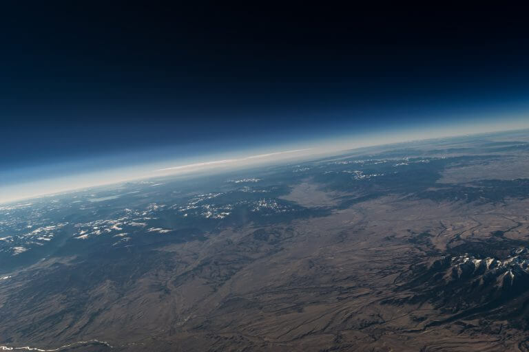 צילום שנעשה מבלון תצפית בשנת 2006, מגובה של 22.8 ק"מ. מצד שמאל ניתן לראות את רכס טיטון ואגם ילוסטון. מקור: Montana State University.