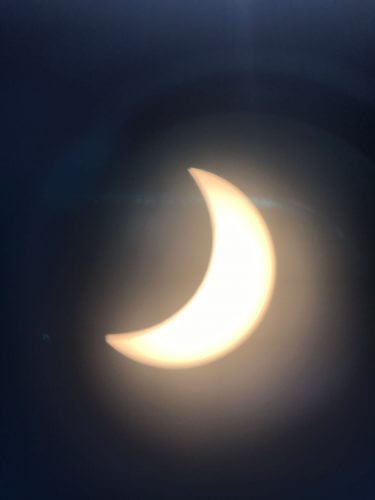 השמש מכוסה על ידי הירח לפני שיא ליקוי החמה, 21.8.17, צולם מאיזור נאשוויל, טנסי. צילום: שי בליזובסקי