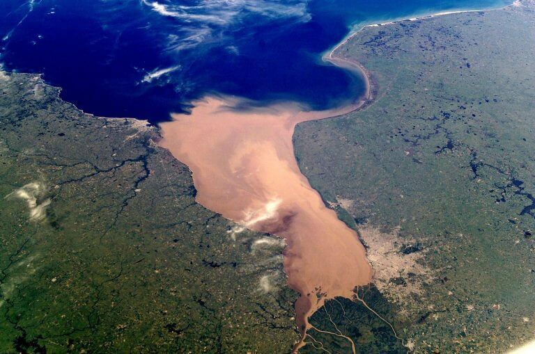 ריו דה לה פלטה - שפך הנהרות אורגוואי ופרנה אל האוקיינוסז האטלנטי. צילום מהחלל. מקור: NASA Johnson Space Center.