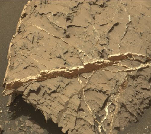 עריקי המינרל קאלציט-סולפט, בהם אותר הבורון במאדים. מקור: NASA/JPL-Caltech/MSSS.