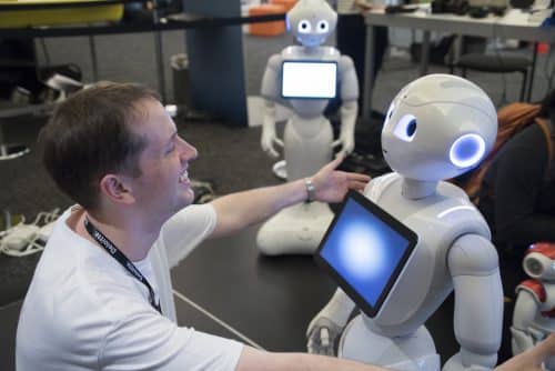 يعرف روبوت Pepper (في الصورة) من SoftBank Robotics كيفية قراءة المشاعر البشرية والاستجابة لها. تم تصميم نسخة معدلة منه لمساعدة كبار السن. تصوير: يويتشي ساكورابا.