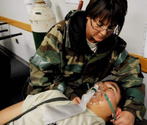 יש סיבות רבות לקשיי נשימה, אבל רופאים מבינים אותן כעת טוב יותר. בתמונה - רופאה של חיל האוויר האמריקאי מטפלת באדם הסובל מקוצר נשימה, דרום קוריאה. צילום: U.S. Air Force photo by Senior Airman Gustavo Gonzalez.