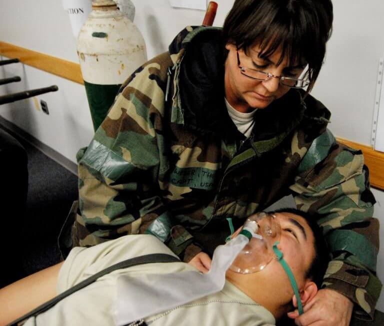 هناك العديد من أسباب صعوبة التنفس، لكن الأطباء الآن يفهمونها بشكل أفضل. في الصورة – طبيب في القوات الجوية الأمريكية يعالج رجلاً يعاني من ضيق في التنفس، كوريا الجنوبية. الصورة: صورة للقوات الجوية الأمريكية التقطها الطيار الكبير غوستافو غونزاليس.