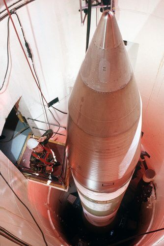 טיל בליסטי בין יבשתי קרקעי מסוג Minuteman-III. מקור: DOD Defense Visual Information Center.