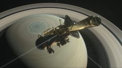 הדמייה של קאסיני צוללת ברווח שבין שבתאי וטבעותיו, בשלב האחרון של משימתה בת ה-20 בחלל. מקור: NASA/JPL-Caltech.